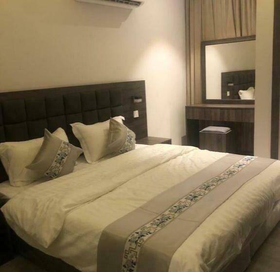 Номер Deluxe, Cast Home