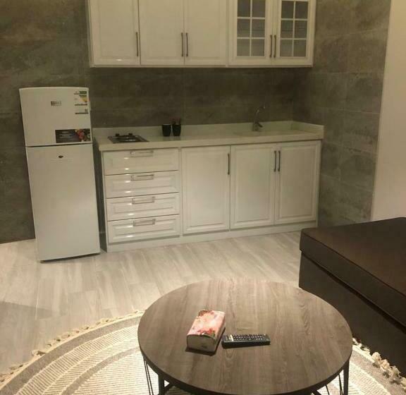 Номер Deluxe, Cast Home