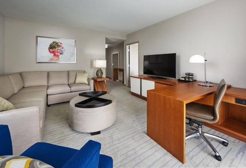 سوئیت پریمیوم با چشم‌انداز استخر, Hilton West Palm Beach