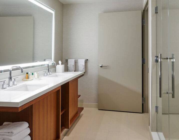Люкс Премиум Вид на Бассейн, Hilton West Palm Beach
