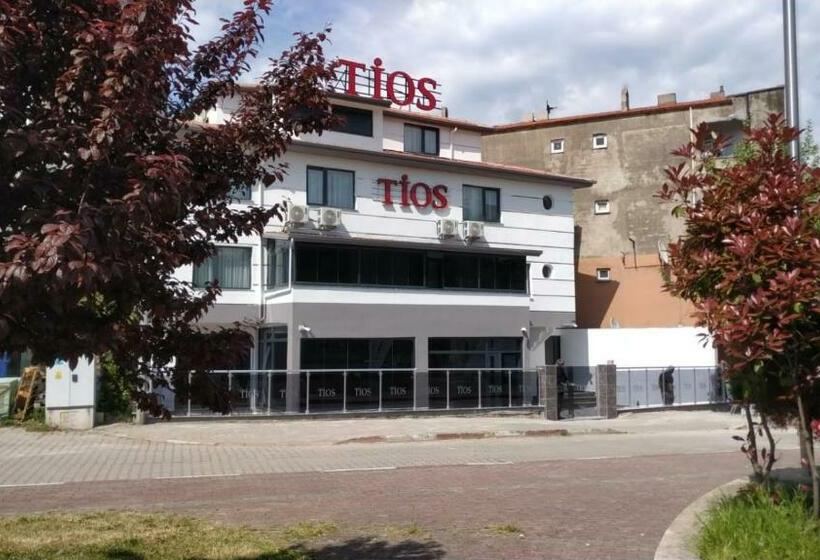 اتاق خانوادگی با چشم‌انداز جانبی دریا, Ti̇os Otel