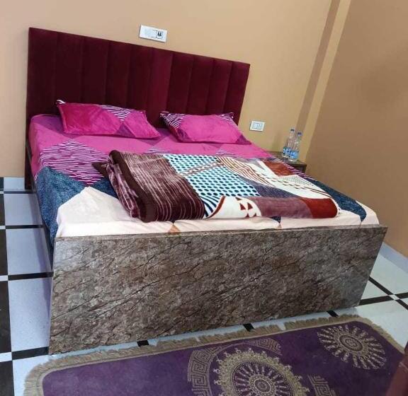 三人经典房间, Panipat Town House