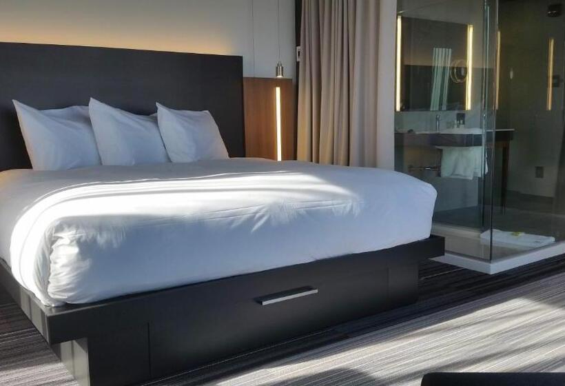 سوئیت با تخت بزرگ, Grand Times Hotel Drummondville