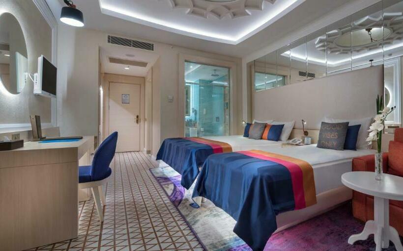 Habitación Triple Estándar Vista Piscina, Granada Luxury Belek   Family Kids Concept