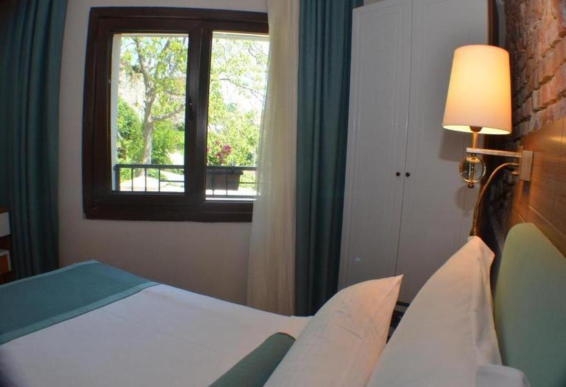 اتاق خانوادگی با چشم‌انداز باغ, Sardinia Otel