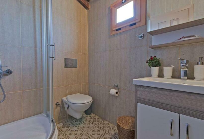 Quarto Quádruplo Deluxe, Lilyum Alaçatı   Taş Ev