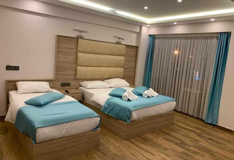 패밀리 룸, Danis Motel
