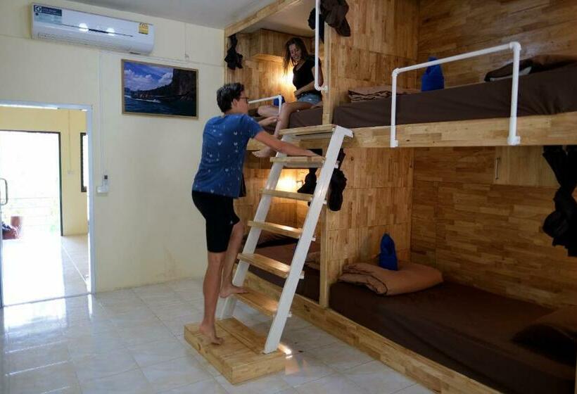 سرير فى غرفة مشتركه, Coco Khao Sok Hostel