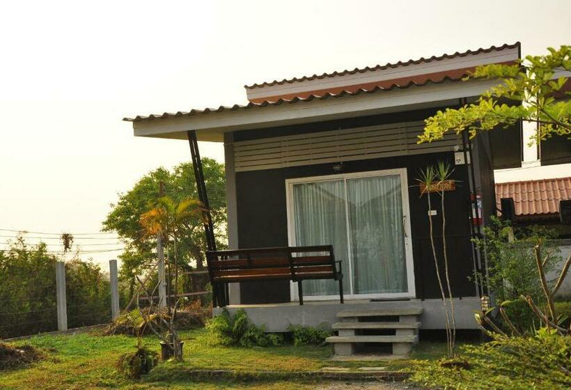 Трехместный Номер Стандарт с Балконом, Chiang Rai Khuakrae Resort