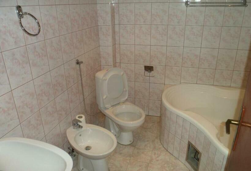 اتاق استاندارد سه تخته با سرویس بهداشتی مشترک, Hostel Olimpik