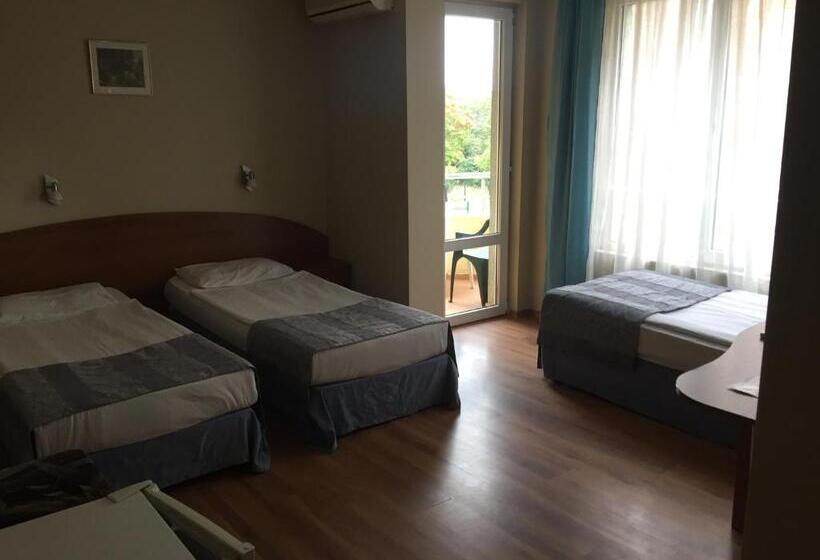 标准三人间, Family Hotel Lazuren Briag