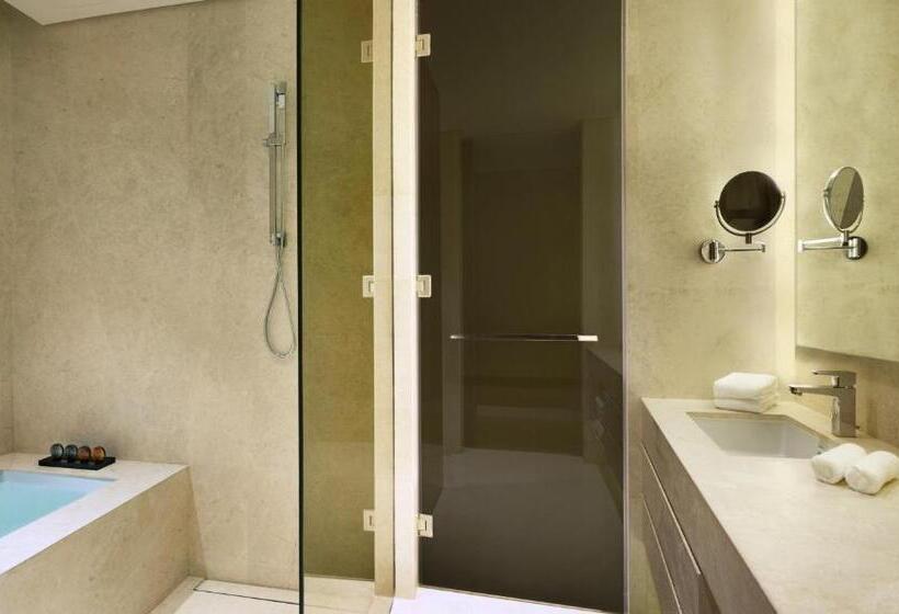 Номер Deluxe Кровать Кинг, La Ville Hotel & Suites City Walk Dubai, Autograph Collection