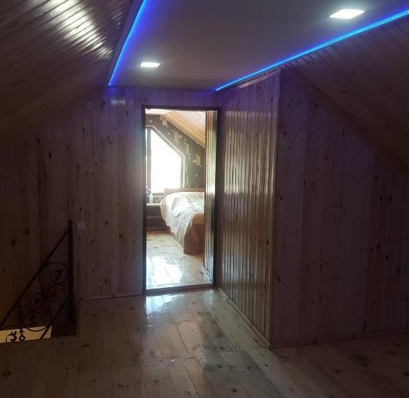 اتاق استاندارد سه تخته با چشم‌انداز, Riverside Mestia