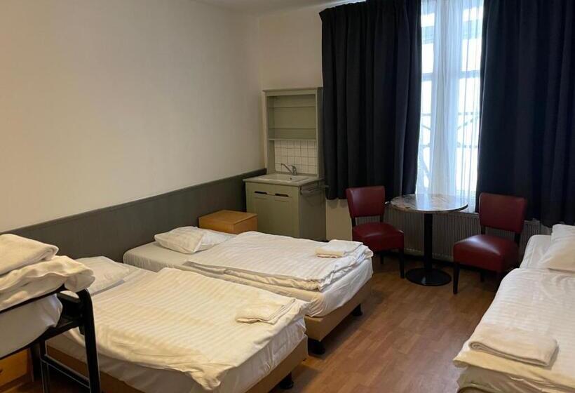 Quarto Estandar Banheiro Compartilhado, City