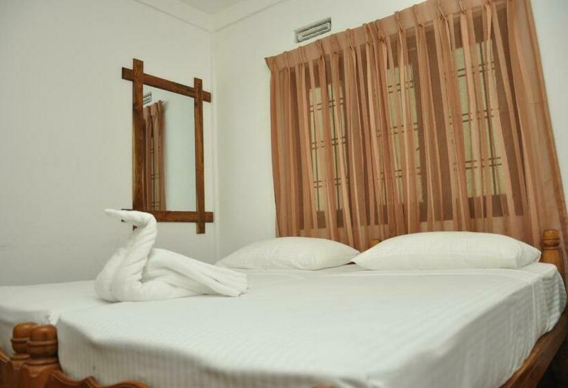 Номер Стандарт Вид на Сад, Sujatha Tourist Rest