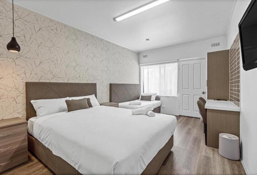 디럭스 룸, Rosebud Motel