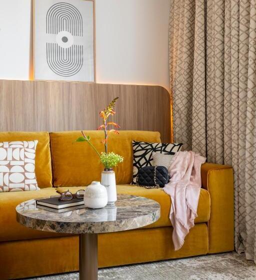 سوئیت با تخت بزرگ, Pullman Lyon