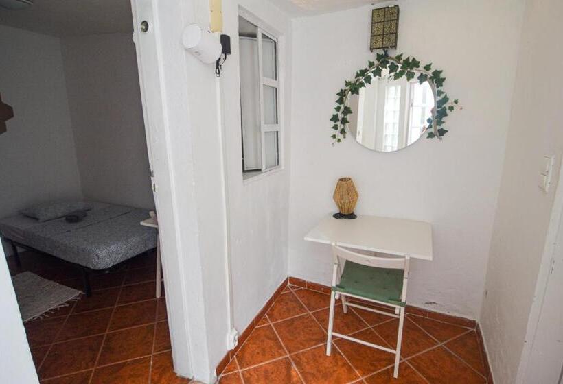 标准单人间, Shared Apartment With Bright Private Patio In Lisboa