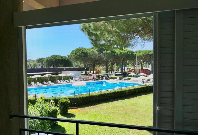 带1个卧室的公寓, Isa Apartment 3 Beds In Residence With Swimming Pool Bed And Bath Linen Included