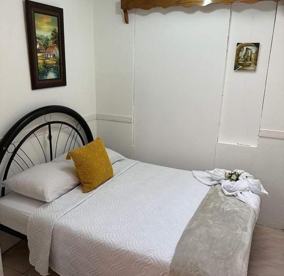 标准三人间, Tico Bed & Breakfast La Fortuna