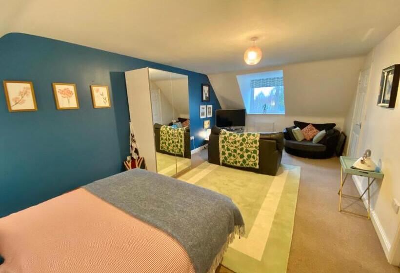 Дом 3 Спальни, Number 2, Spacious Rooms, Near Ironbridge!
