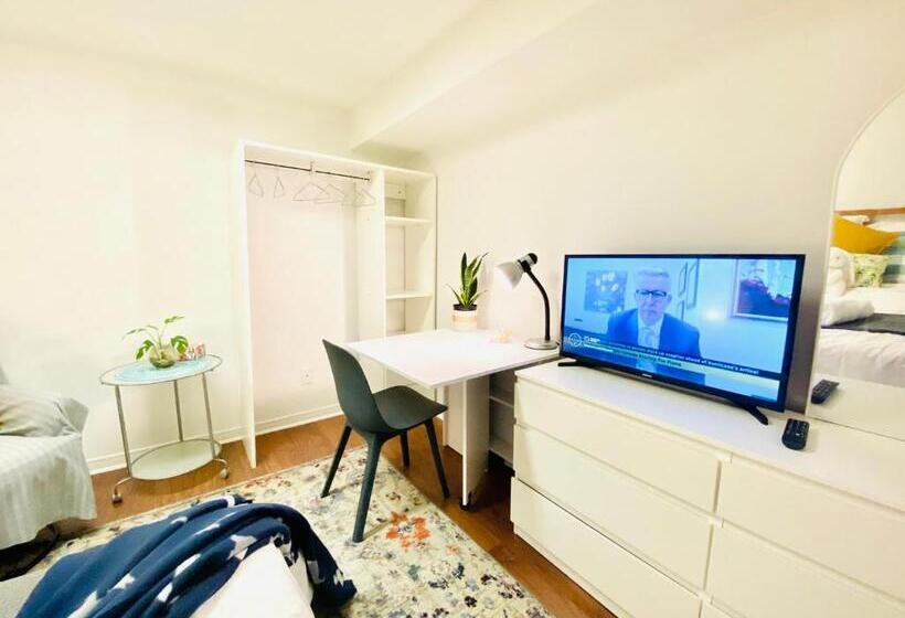标准间, Toronto Bed & Breakfast   Free Parking, Subway Access