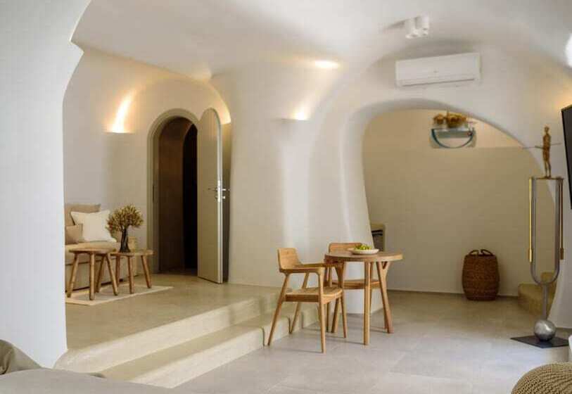 Люкс Повышенной Комфортности, Oia Treasures Art Suites