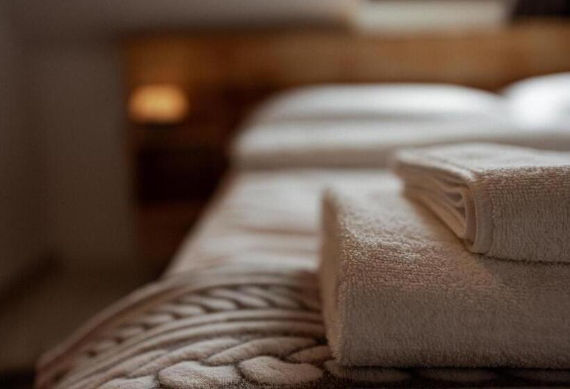 اتاق استاندارد چهارنفره با بالکن, Tihuța Retreat