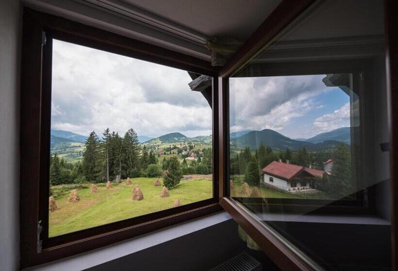 اتاق استاندارد چهارنفره با بالکن, Tihuța Retreat