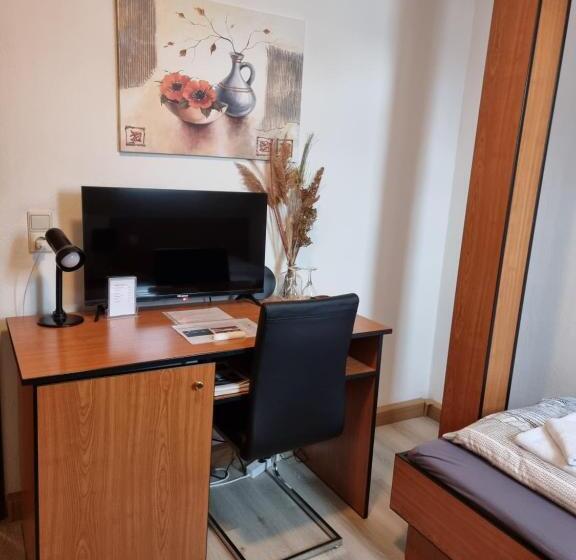 标准单人间, Uma Dres Pension
