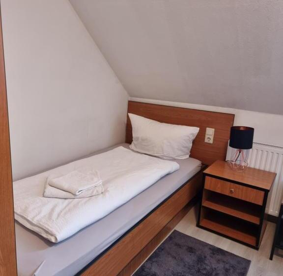 标准间, Uma Dres Pension
