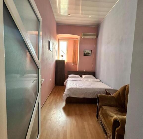اتاق اکونومی, Hostel124