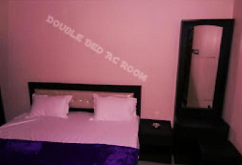 Номер Deluxe, The Royal Hotel,chhatarpur