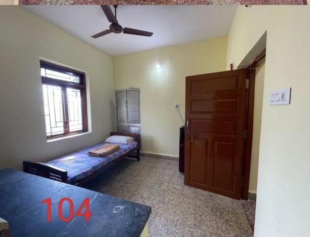 Трехместный Номер Стандарт с Балконом, Dhruv Guest House