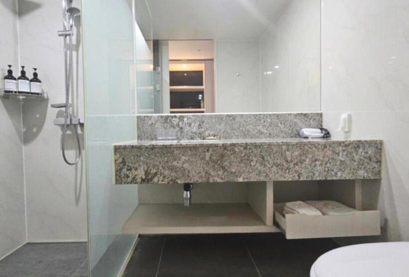 غرفة قياسية مزوَّدة بشُرفة, Air City Hotel Corp