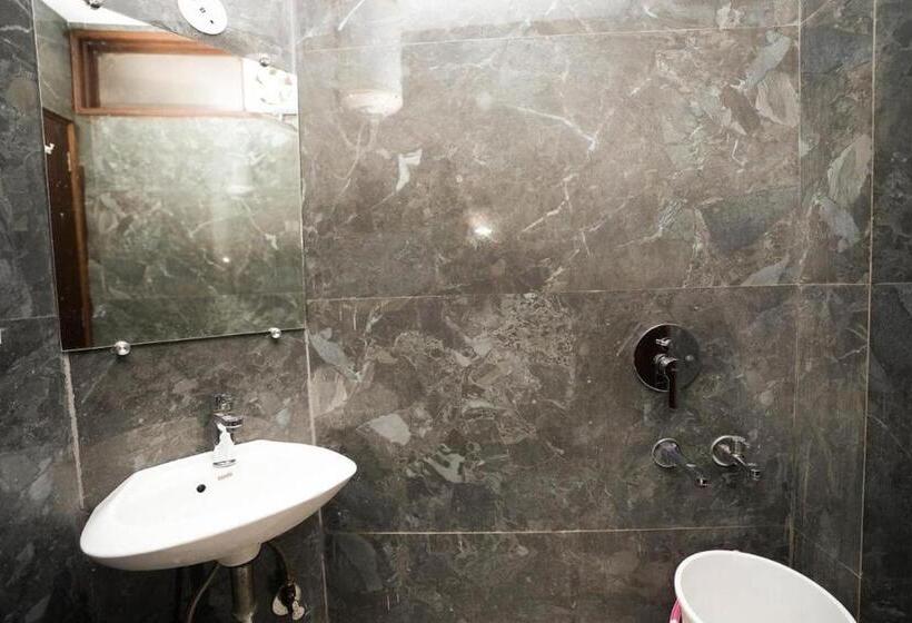 اتاق سوپریور سه تخته, Sarthi Guest House In Jangpura Bhogal Near Nizamuddin Railway Station