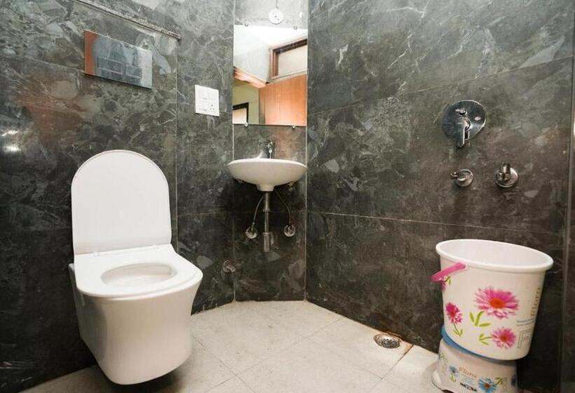 اتاق سوپریور سه تخته, Sarthi Guest House In Jangpura Bhogal Near Nizamuddin Railway Station