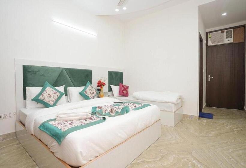 اتاق سوپریور سه تخته, Sarthi Guest House In Jangpura Bhogal Near Nizamuddin Railway Station