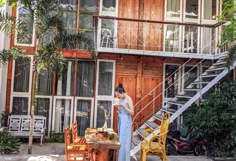 اتاق استاندارد سه تخته با چشم‌انداز استخر, A Lamer Home Vũng Tàu