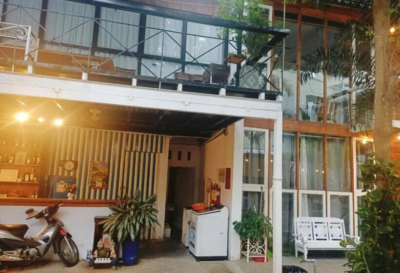 اتاق استاندارد سه تخته با چشم‌انداز استخر, A Lamer Home Vũng Tàu
