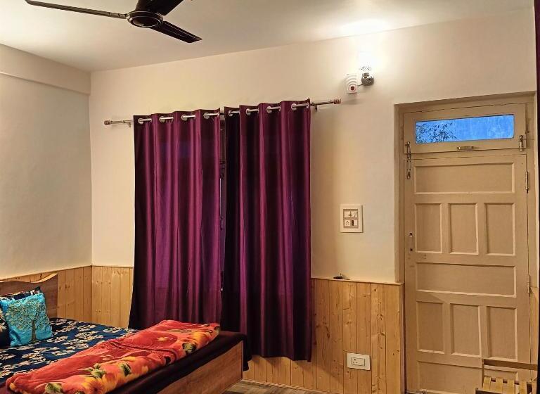 Трехместный Номер Стандарт с Балконом, The Golden Ray S Kasol