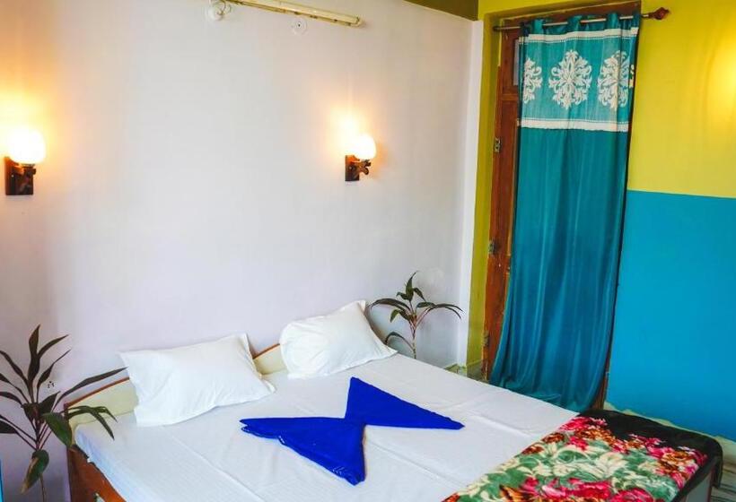 اتاق لوکس, 12 Monks Hostel Pushkar