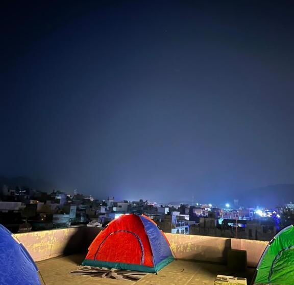 چادر با خدمات رفاهی استاندارد, 12 Monks Hostel Pushkar
