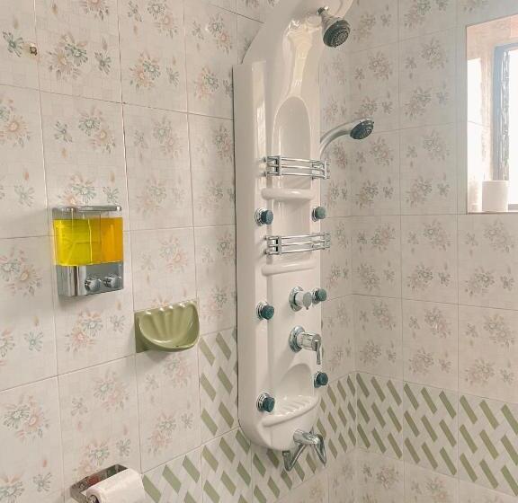 Люкс Deluxe Кровать Кинг, Honeydew Suites By Goaround Homes