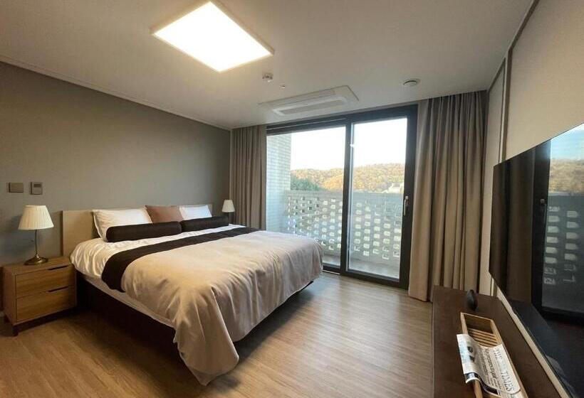 Номер Deluxe, The Community A By City College