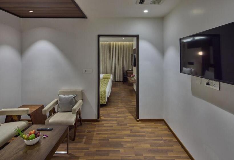 Королевский Люкс, Grand Continent Hosur A Sarovar Portico Affiliate