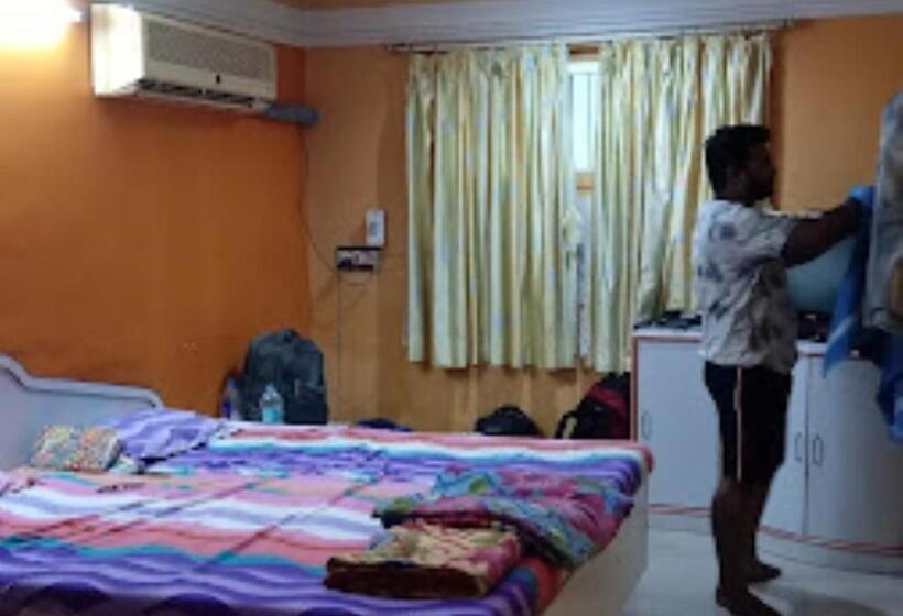 带大床的豪华间, Rajdhani And Guest House Gujarat   Best Family Hotel In Halol Near Pavaghad And Halol Gidc