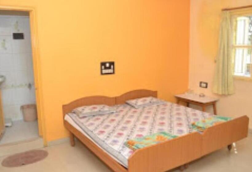 带大床的豪华间, Rajdhani And Guest House Gujarat   Best Family Hotel In Halol Near Pavaghad And Halol Gidc