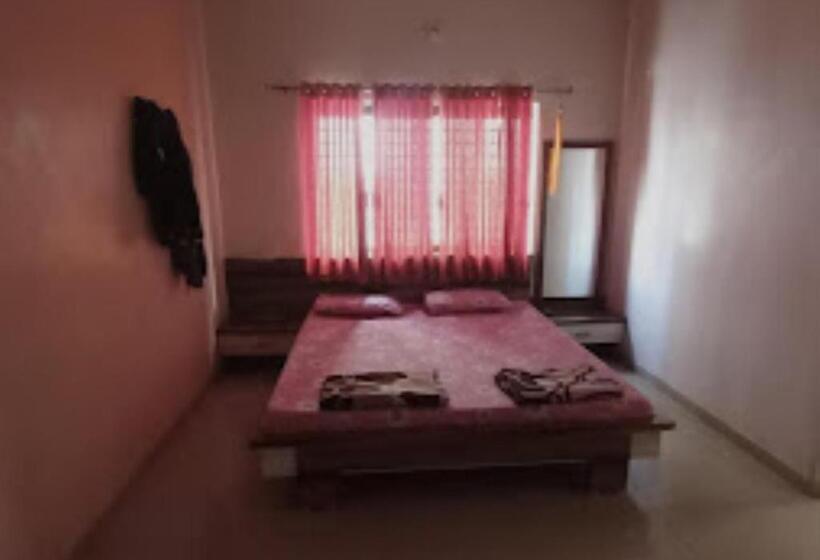 豪华房间, Rajdhani And Guest House Gujarat   Best Family Hotel In Halol Near Pavaghad And Halol Gidc