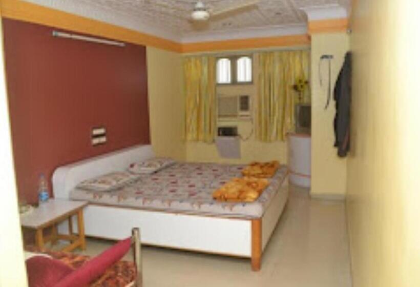 豪华三人间, Rajdhani And Guest House Gujarat   Best Family Hotel In Halol Near Pavaghad And Halol Gidc